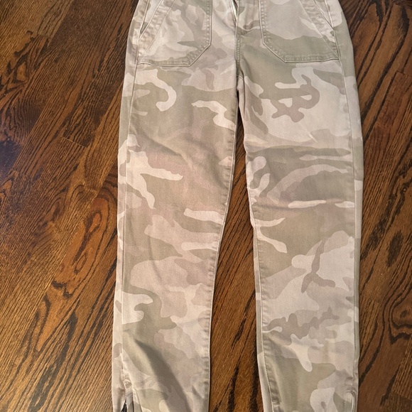 Paige Mayslie Jogger Jeans Camo Print Size 24 - Picture 1 of 2